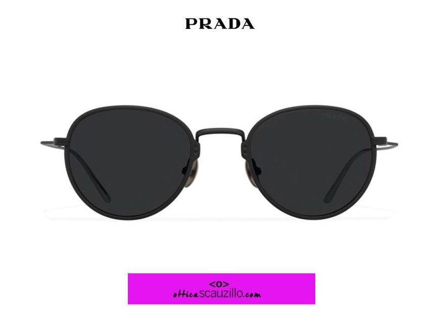 Acquista online su otticascauzillo.com il tuo nuovo occhiale da sole tondo metallo PRADA SPR 53W col. nero