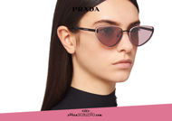  Acquista online su otticascauzillo.com il tuo nuovo occhiale da sole cat eye metallo PRADA Duple SPR 57W col. nero opaco malva e pesca