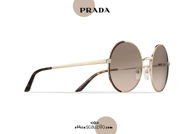 Acquista online su otticascauzillo.com il tuo nuovo occhiale da sole tondo metallo PRADA SPR 59X col. cacao + oro pallido