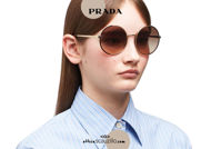 Acquista online su otticascauzillo.com il tuo nuovo occhiale da sole tondo metallo PRADA SPR 59X col. cacao + oro pallido