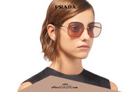 Acquista online su otticascauzillo.com il tuo nuovo occhiale da sole squadrato metallo PRADA SPR 67X col. nero + ruggine