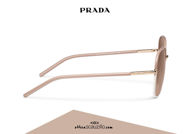 Acquista online su otticascauzillo.com il tuo nuovo occhiale da sole squadrato metallo PRADA SPR 67X col. cipria + bianco