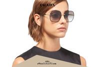 Acquista online su otticascauzillo.com il tuo nuovo occhiale da sole squadrato metallo PRADA SPR 67X col. nero + oro pallido