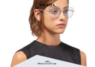 Acquista online su otticascauzillo.com il tuo nuovo occhiale da sole squadrato metallo PRADA SPR 67X col. oro pallido