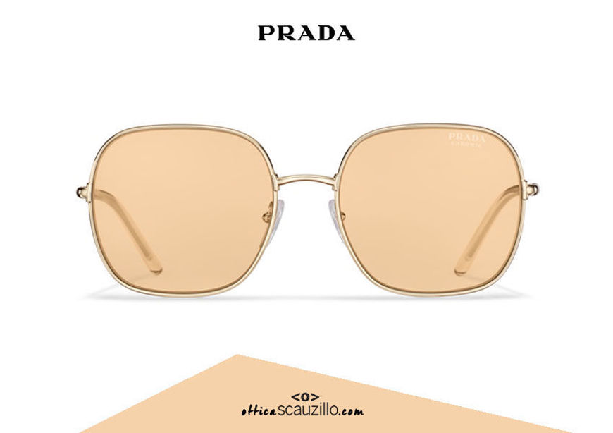Acquista online su otticascauzillo.com il tuo nuovo occhiale da sole squadrato metallo PRADA SPR 67X col. oro pallido + ambra