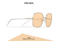Acquista online su otticascauzillo.com il tuo nuovo occhiale da sole squadrato metallo PRADA SPR 67X col. oro pallido + ambra