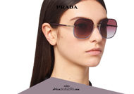 Acquista online su otticascauzillo.com il tuo nuovo occhiale da sole squadrato metallo PRADA SPR 67X col. prugna + glicine