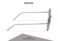 Acquista online su otticascauzillo.com il tuo nuovo occhiale da sole squadrato metallo PRADA SPR 67X col. ghiaccio + sabbia
