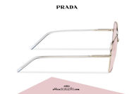 Acquista online su otticascauzillo.com il tuo nuovo occhiale da sole squadrato metallo PRADA SPR 67X col. oro pallido + rosa