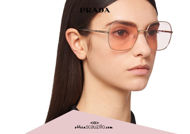 Acquista online su otticascauzillo.com il tuo nuovo occhiale da sole squadrato metallo PRADA SPR 67X col. oro pallido + rosa