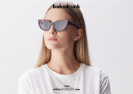  Acquista online su otticascauzillo.com il tuo nuovo occhiale da sole Bob Sdrunk Peach/s grigio e nero