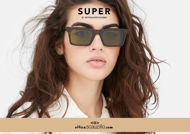 Acquisto online su otticascauzillo.com il tuo nuovo occhiale da sole rettangolare squadrato RETRO SUPER FUTURE 1968 3627