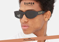 Acquista online su otticascauzillo.com il tuo nuovo occhiale da sole rettangolare stretto RETRO SUPER FUTURE ATENA nero