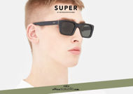 Acquista online su otticascauzillo.com il tuo nuovo occhiale da sole rettangolare stretto RETRO SUPER FUTURE AUGUSTO nero