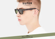 Acquista online su otticascauzillo.com il tuo nuovo occhiale da sole rettangolare stretto RETRO SUPER FUTURE AUGUSTO 3267 avana e verde