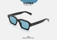 Acquista online su otticascauzillo.com il tuo nuovo occhiale da sole rettangolare RETRO SUPER FUTURE CARO nero e turchese