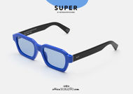 Acquista online su otticascauzillo.com il tuo nuovo occhiale da sole rettangolare RETRO SUPER FUTURE CARO blu elettrico.