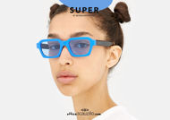 Acquista online su otticascauzillo.com il tuo nuovo occhiale da sole rettangolare RETRO SUPER FUTURE CARO blu elettrico.