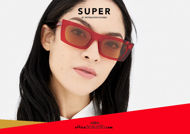 Acquista online su otticascauzillo.com il tuo nuovo occhiale da sole squadrato RETRO SUPER FUTURE FRED rosso cristallo