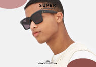 Acquista online su otticascauzillo.com il tuo nuovo occhiale da sole squadrato RETRO SUPER FUTURE PALAZZO nero