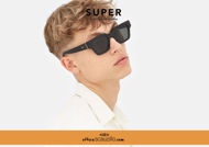 Acquista online su otticascauzillo.com il tuo nuovo occhiale da sole squadrato RETRO SUPER FUTURE STORIA nero