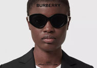 Acquista online su otticascauzillo.com il tuo nuovo occhiale da sole in acetato con montatura cat-eye e dettagli in metallo BURBERRY OBE4361 col. nero