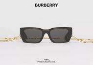 Acquista online il tuo nuovo occhiale da sole con montatura rettangolare, motivo B e catenina BURBERRY OBE4336 col. nero.