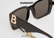 Acquista online il tuo nuovo occhiale da sole con montatura rettangolare, motivo B e catenina BURBERRY OBE4336 col. nero.