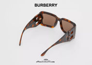 Acquista online su otticascauzillo.com il tuo nuovo occhiale da sole in acetato con montatura squadrata e lettera B BURBERRY OBE4312 col. ambra tartarugato