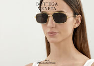 shop online new Bottega Veneta BV 1128 col.002 gold rectangular double bridge sunglasses on otticascauzillo.com acquisto online nuovo Occhiale da sole rettangolare doppio ponte Bottega Veneta BV 1128 col.002 oro