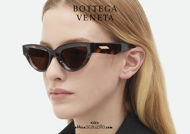 shop online new Narrow cat eye sunglasses Sharp Bottega Veneta BV 1249 col. 02 brown on otticascauzillo.com acquisto online nuovo Occhiale da sole stretto cat eye Sharp Bottega Veneta BV 1249 col. 02 marrone